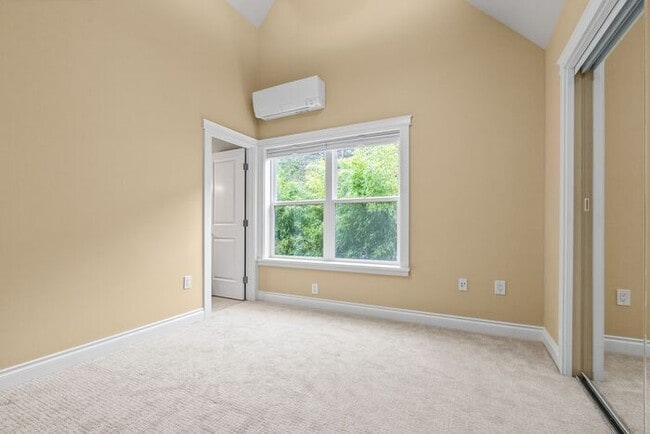 Building Photo - Quintessential West Seattle Townhome with Air Conditioning