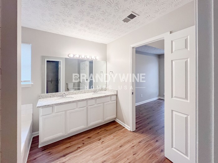 Building Photo - 305 Shadetree Ln