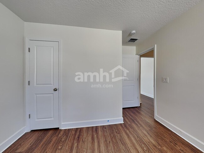 Building Photo - 2433 S Park Ave