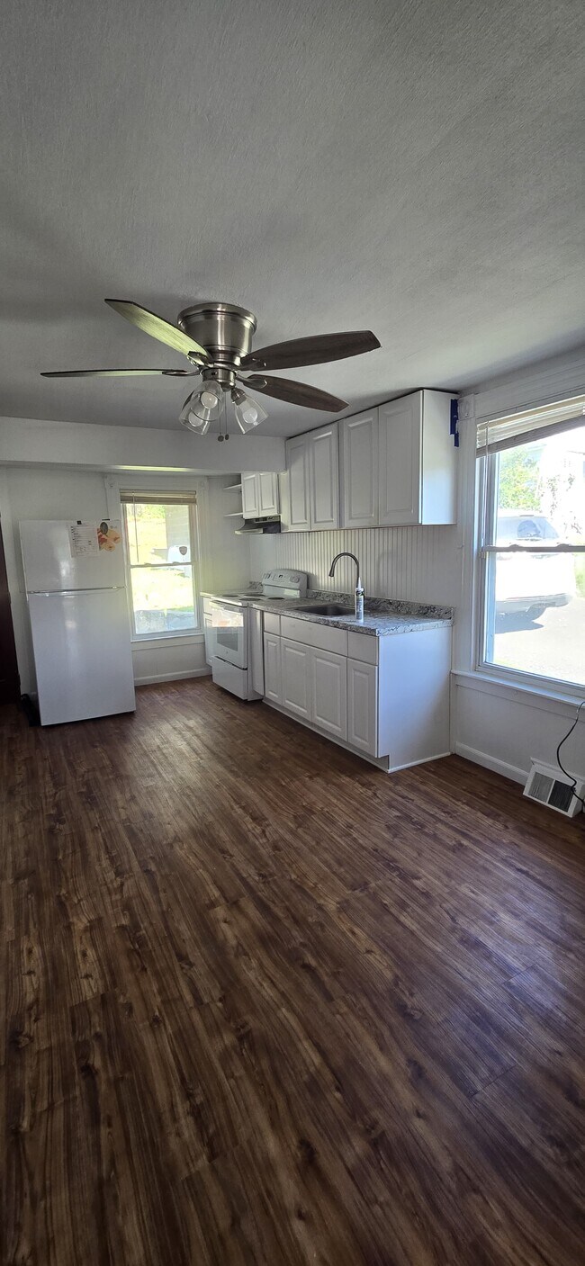 Building Photo - 214 N State St