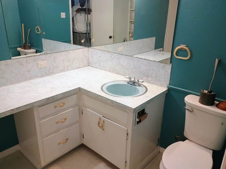 Bathroom 1 - 1620 Landry Dr