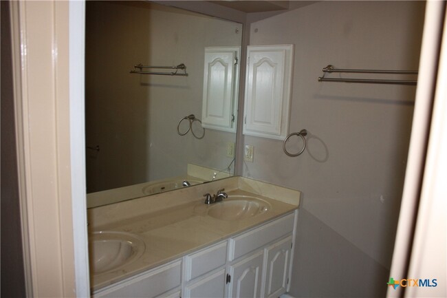 Building Photo - 421 Watts Ln