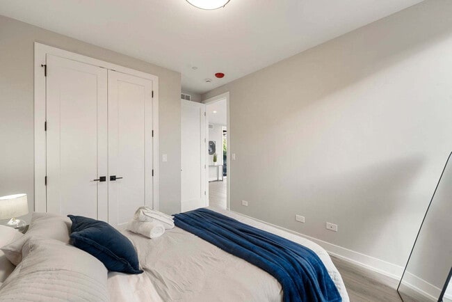 Building Photo - 2344 W Polk St