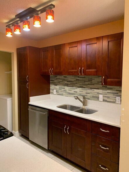 Building Photo - 455 Alt 19