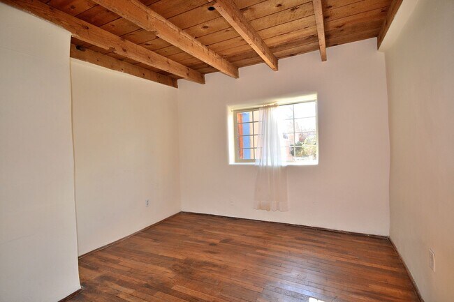 Building Photo - 142 Duran St