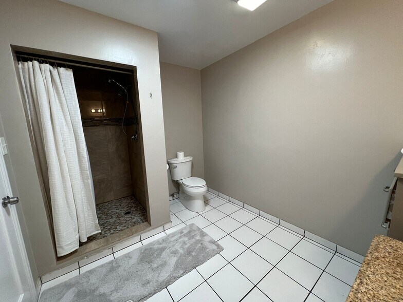 Building Photo - 4015 Calavo Dr