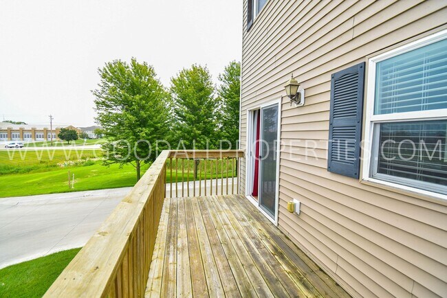 Building Photo - 3 Bedroom 2 Bath Townhome end unit in Glenn Village!!!