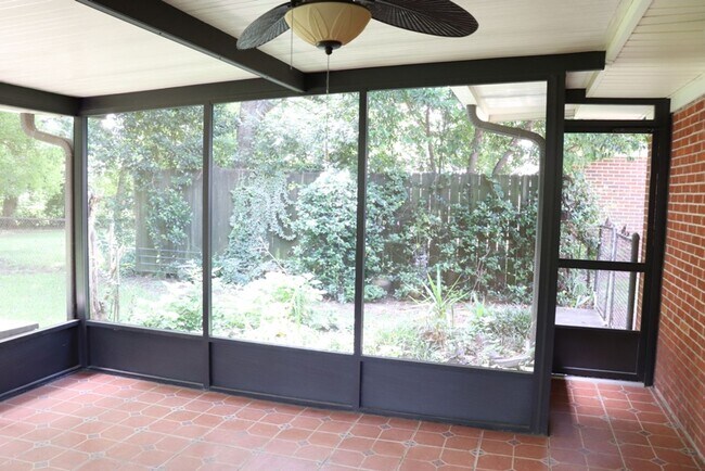Building Photo - Irresistible 3-bedroom will leave you deli...