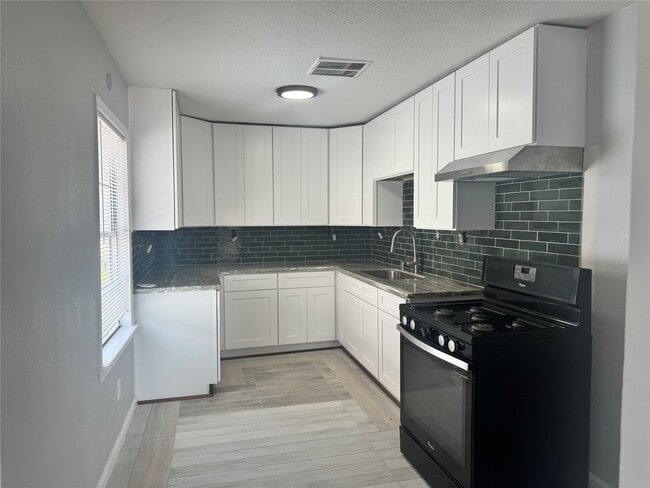 Building Photo - 13929 Eagle Pass St