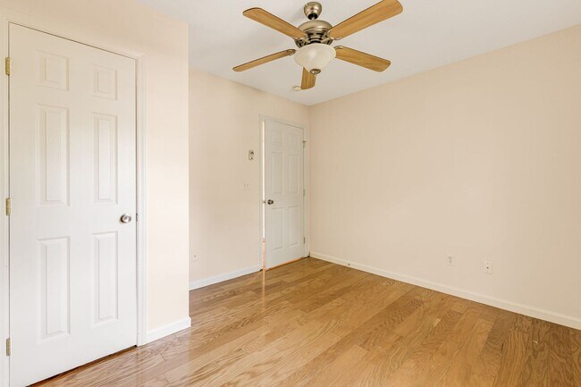 Building Photo - 3-Bedroom Home in West Asheville with Fenc...