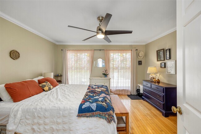 Building Photo - 2415 Dunlavy St