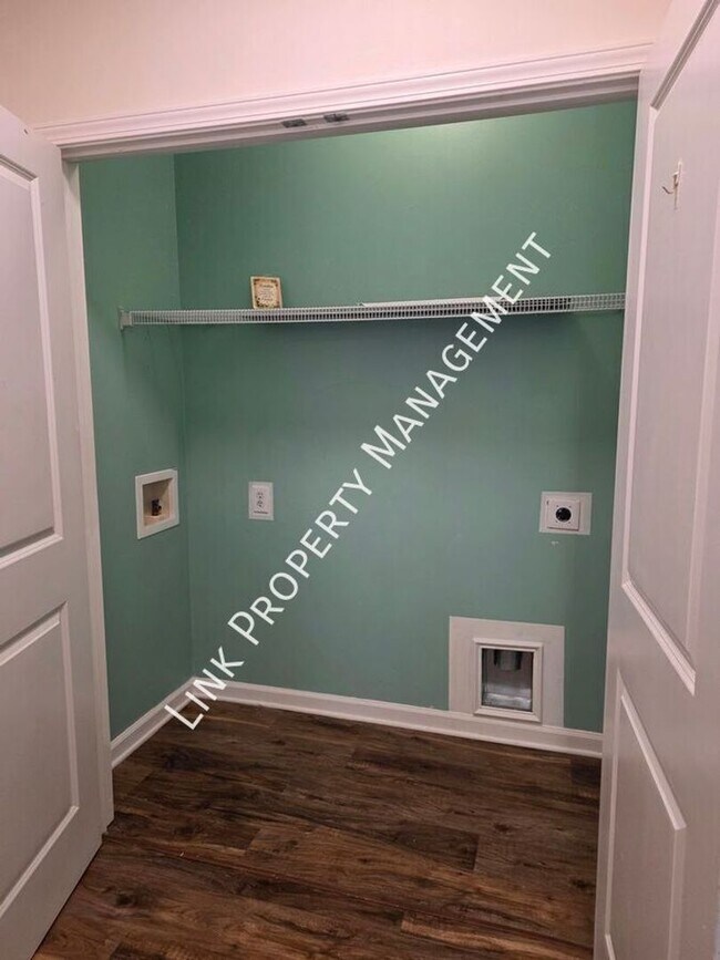 Building Photo - HALF OFF APRIL!  Beautiful One-Level Downstairs Condo in Prime Hamilton Place Location