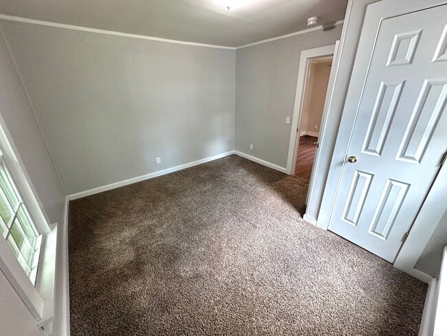 Building Photo - 3 Bedrooms, 1 Bathroom - North Rome House