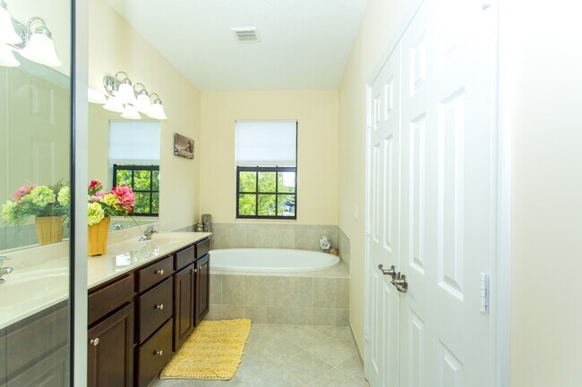 Building Photo - 10426 Wellington Parc Dr