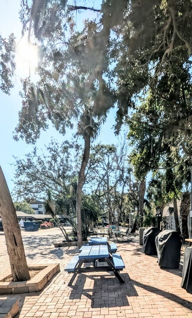 Building Photo - 2 BED 1 BATH CONDO ON SIESTA KEY **ALL UTILITIES/WIFI INCLUDED**