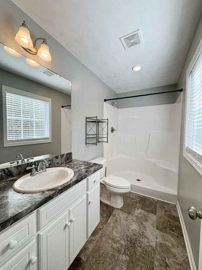 Building Photo - Move-In Ready 2 Bedroom, One Story Home – ...