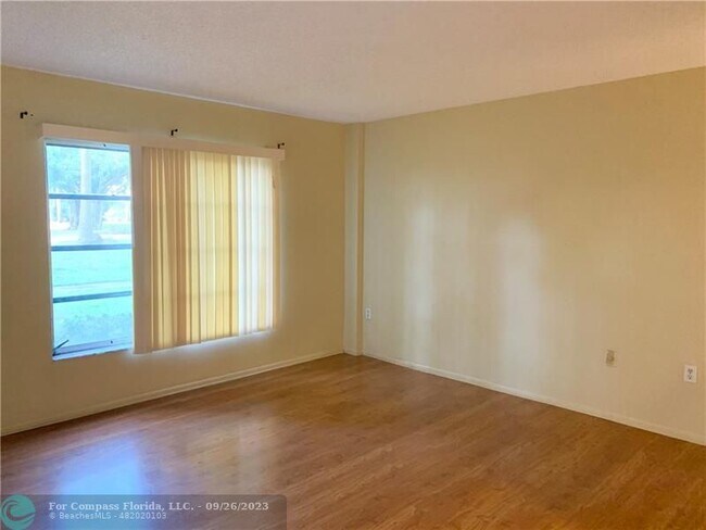 Building Photo - 4174 Inverrary Dr