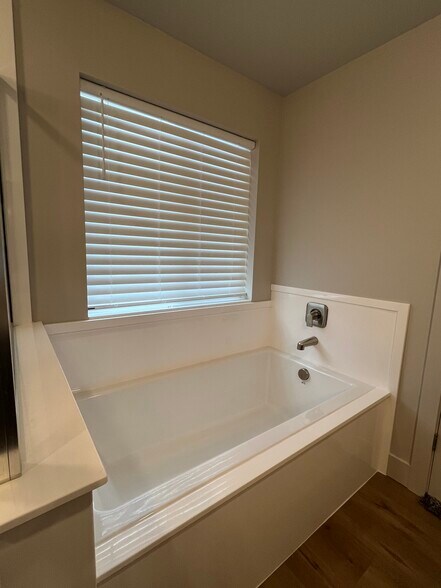 Building Photo - 548 Aspen Ave