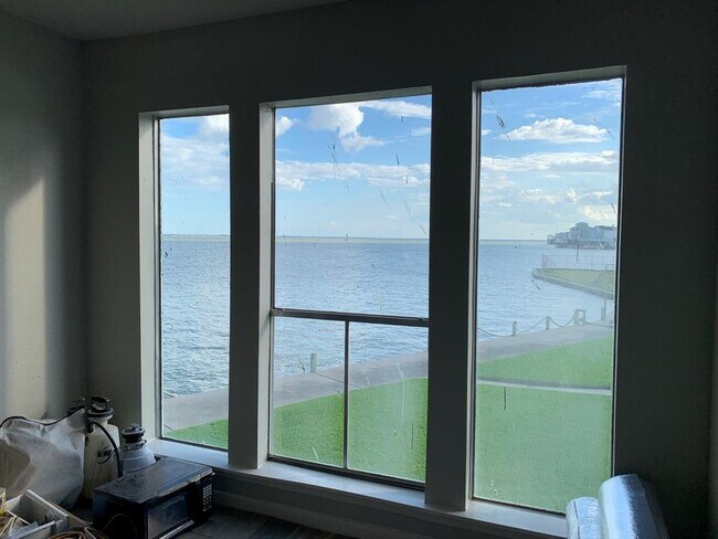 Building Photo - 500 Tiki Dr