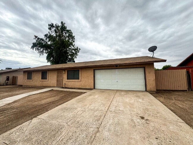 Building Photo - "Centrally located 3 bedroom, 2 bathroom H...