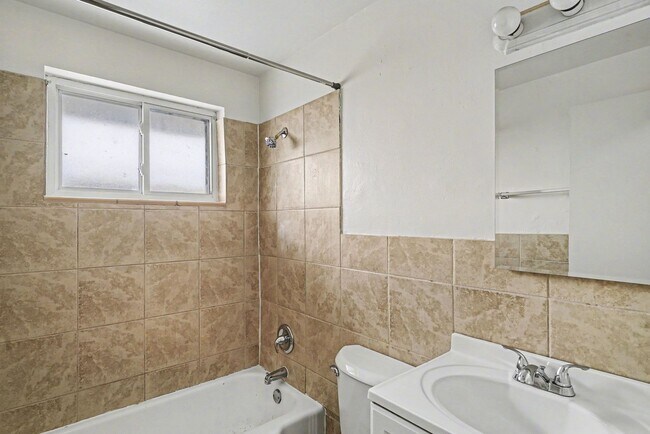 Building Photo - Front Unit - Duplex - 4bed 2bath - Finished Basement!