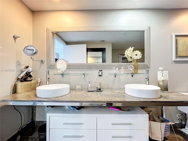 Building Photo - 475 Brickell Ave