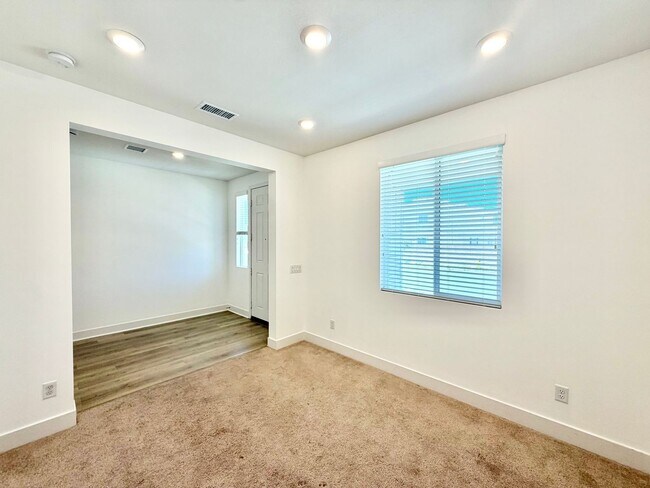 Building Photo - Move-In Ready 5 Bedroom Home with Solar & Large Loft