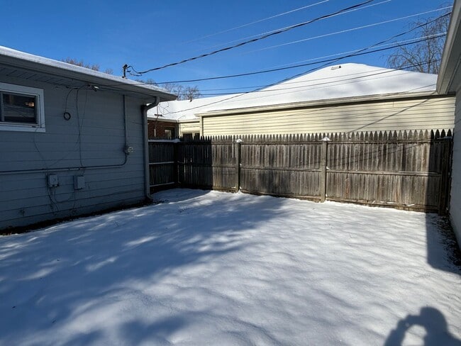 Building Photo - 5653 Indianola Ave