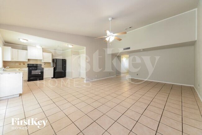 Building Photo - 3317 Kenwood Dr