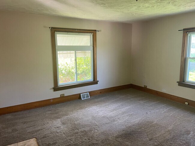 Building Photo - Spacious 2 bedroom house in Penn Hills!!!