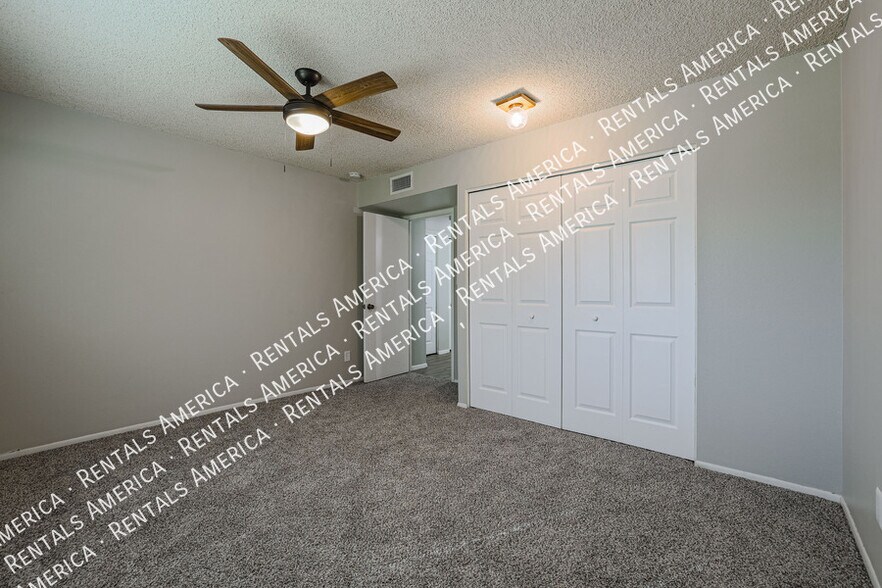 Building Photo - 5005 S Willow Dr