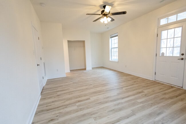 Building Photo - 956 Iron Bridge Dr