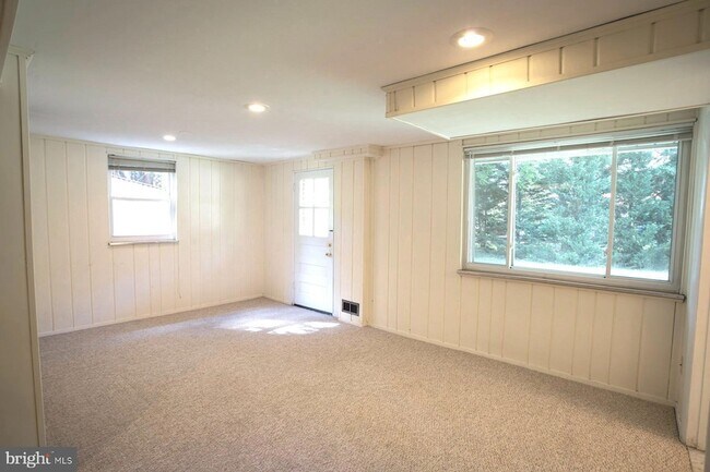 Building Photo - 5915 Ryland Dr