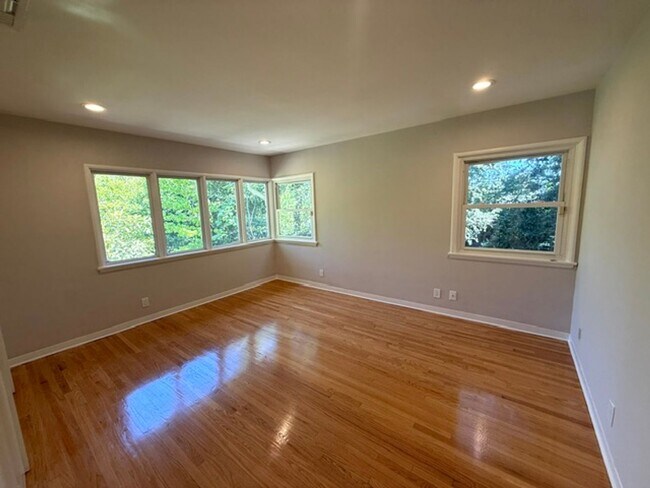 Building Photo - La Cañada Schools-  Family Home - Natural Hardwood, 2 car attached garage, Central A/C, New Appli...