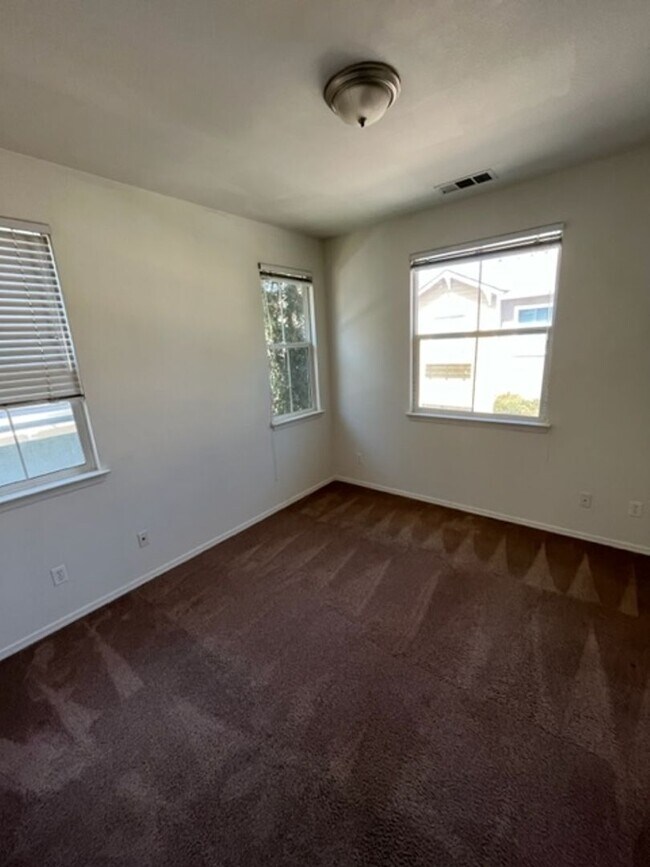 Building Photo - 3591 Sacramento Dr