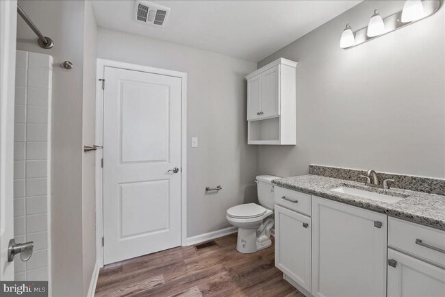 Building Photo - 552 Creek Rd