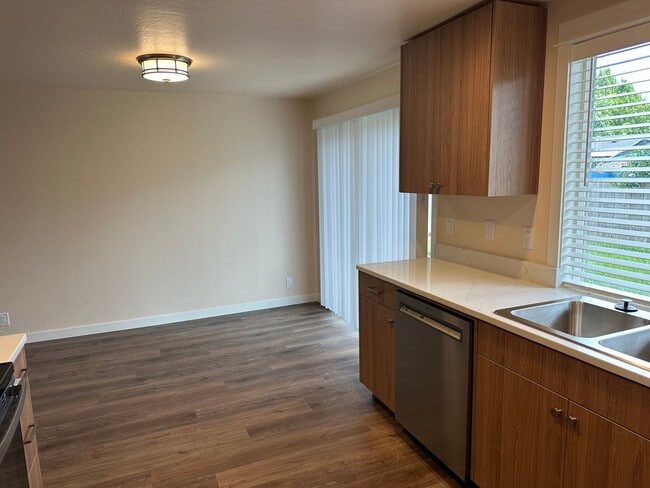 Building Photo - Beautifully updated 3 bedroom 1.5 bath dup...