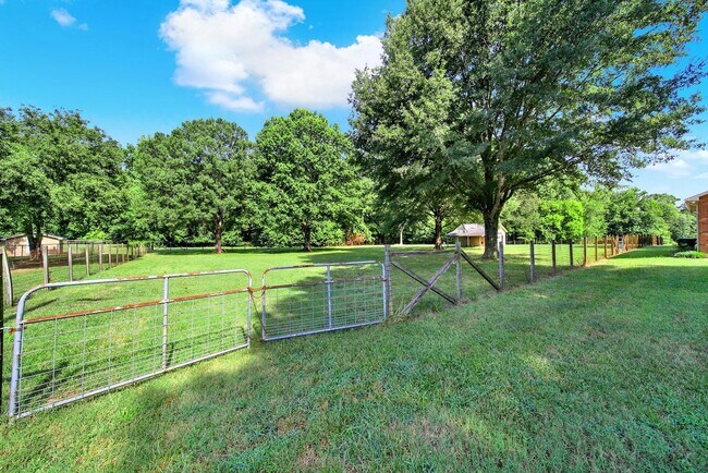 Building Photo - Lovely 3 Bed 2 Bath Ranch Home on Large Lot!