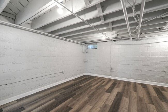 Building Photo - Newly Renovated 5BR/2BA Row home