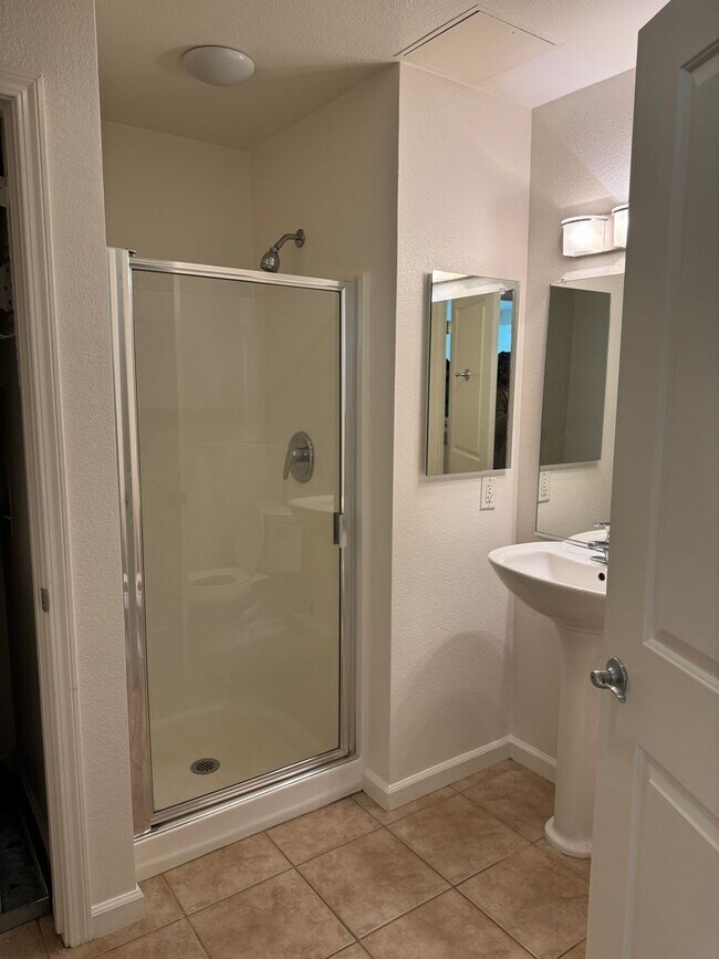 Building Photo - Downtown Oakland Secured access Condo with...