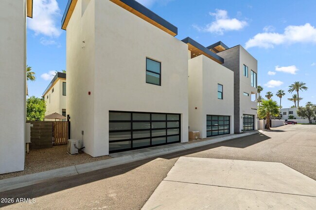 Building Photo - 6916 E 2nd St