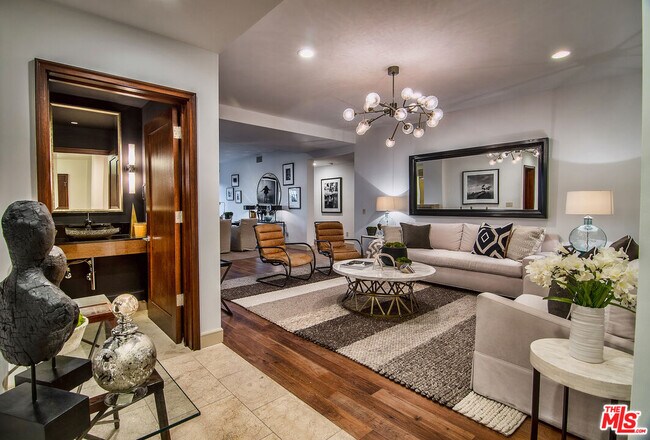 Building Photo - 447 N Doheny Dr