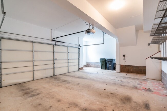 Building Photo - Immaculate 3 Bed 2 Full & 2 Half Bath End ...