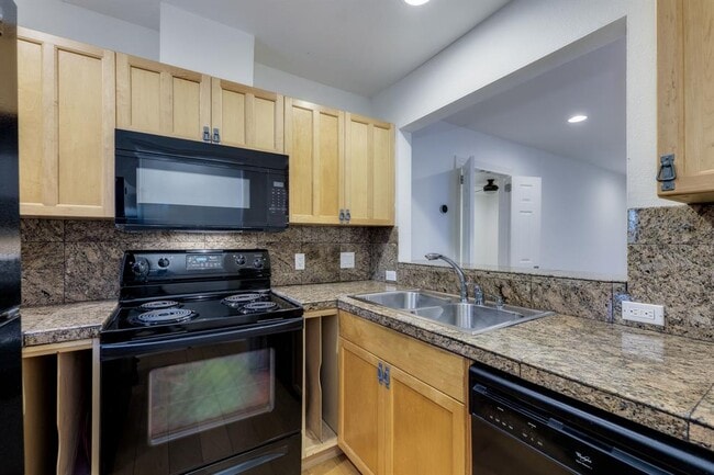 Building Photo - 1105 Constant Springs Dr