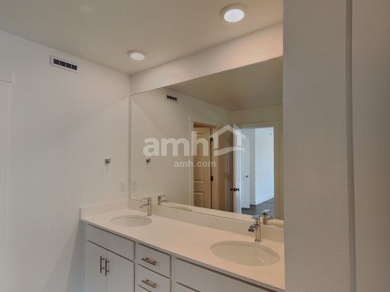 Building Photo - 10065 Abilene St