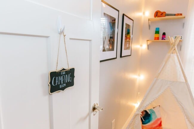 Building Photo - Charming 5-Bedroom Home in Club Crest