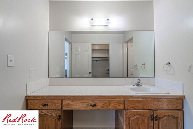 Building Photo - 3 Bedroom End Unit Home in Downtown St. Ge...