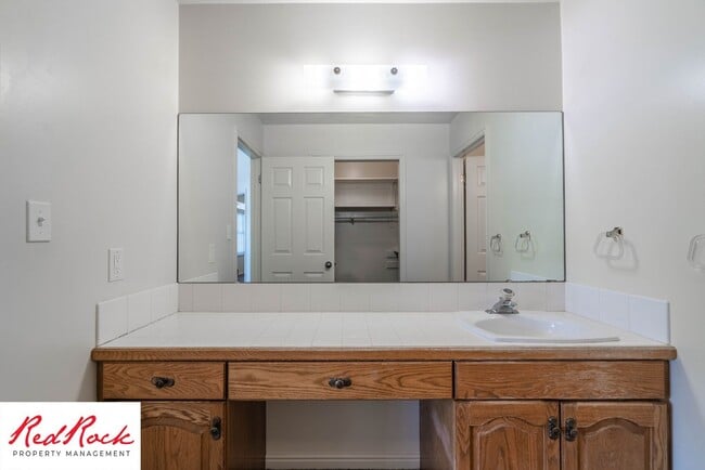 Building Photo - 3 Bedroom End Unit Home in Downtown St. George