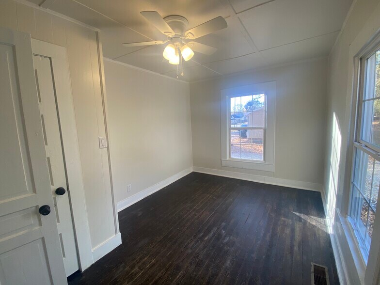 Building Photo - 333 E Catawba Ave