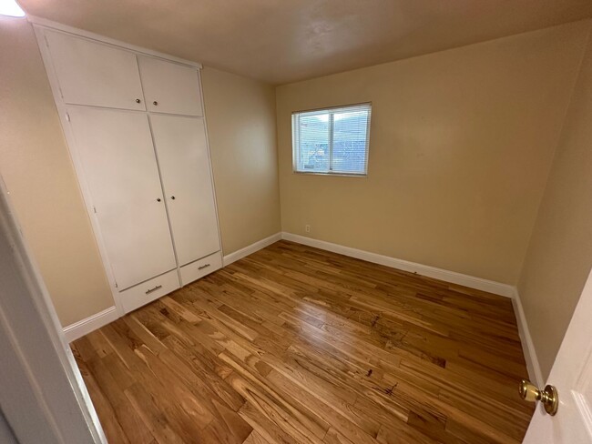 Building Photo - Pleasanton 4 bed/2 bath, Hardwood Floors, ...